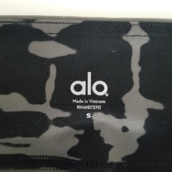 Alo Yoga High Waist Airbrush Tie Dye Capri Leggings Size S Black Gray - Picture 8 of 12